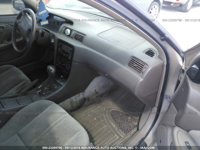 4T1BF22K41U131360 - 2001 TOYOTA CAMRY LE/XLE BEIGE photo 5