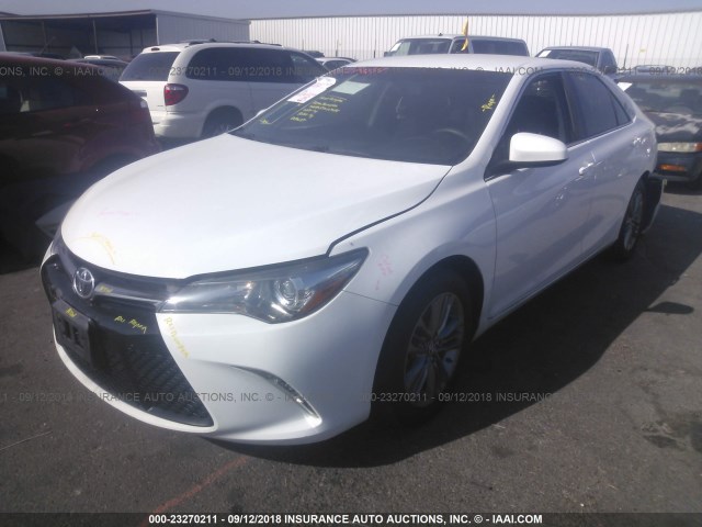 4T1BF1FK3FU038972 - 2015 TOYOTA CAMRY LE/XLE/SE/XSE WHITE photo 2