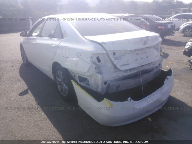 4T1BF1FK3FU038972 - 2015 TOYOTA CAMRY LE/XLE/SE/XSE WHITE photo 3