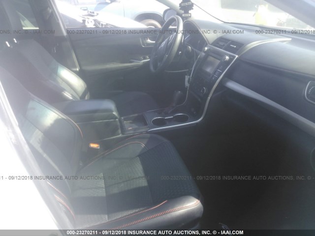 4T1BF1FK3FU038972 - 2015 TOYOTA CAMRY LE/XLE/SE/XSE WHITE photo 5