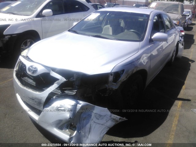 4T1BF3EK7AU518454 - 2010 TOYOTA CAMRY SE/LE/XLE ვერცხლისფერი ფოტო 2