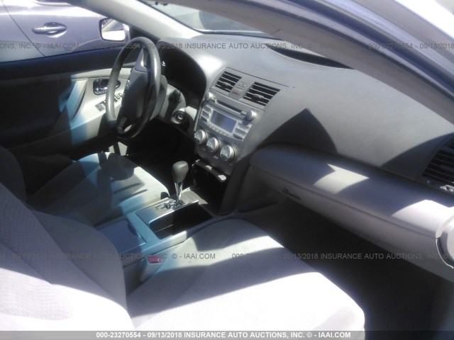 4T1BF3EK7AU518454 - 2010 TOYOTA CAMRY SE/LE/XLE ვერცხლისფერი ფოტო 5