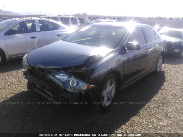 4T1BF1FK1EU447972 - 2014 TOYOTA CAMRY L/SE/LE/XLE 灰色 照片 2