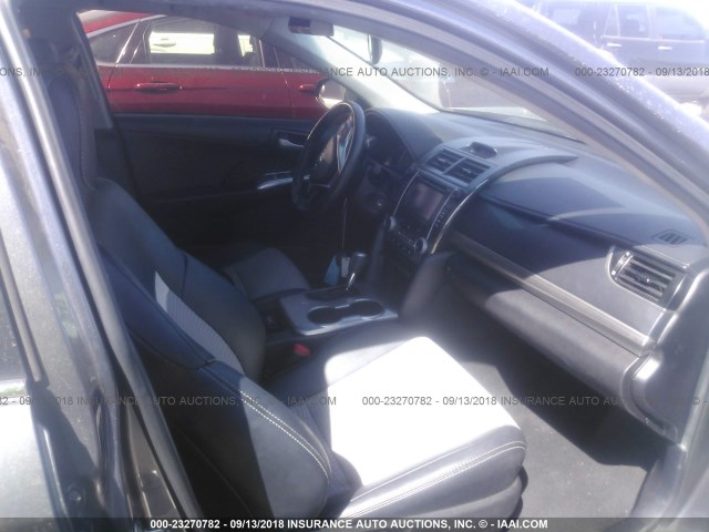 4T1BF1FK1EU447972 - 2014 TOYOTA CAMRY L/SE/LE/XLE 灰色 照片 5