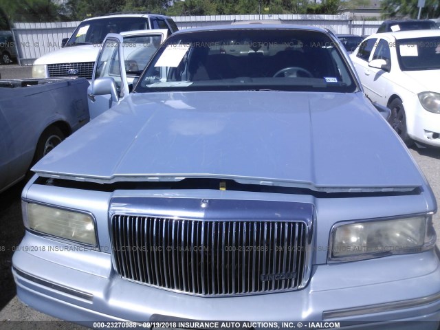 1LNLM81W0VY618619 - 1997 LINCOLN TOWN CAR EXECUTIVE Светло-синий фото 6