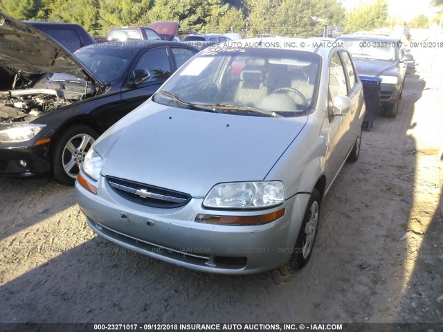 KL1TD62685B396915 - 2005 CHEVROLET AVEO LS SILVER photo 2