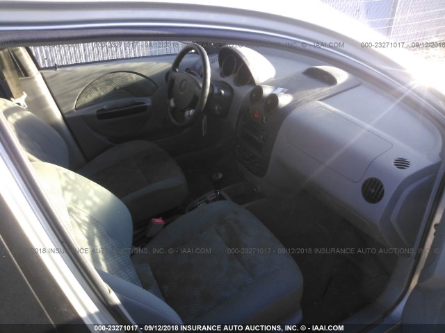 KL1TD62685B396915 - 2005 CHEVROLET AVEO LS SILVER photo 5