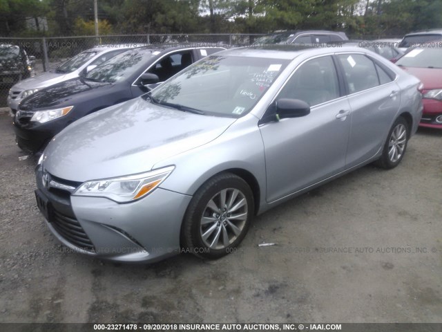 4T1BK1FK4GU572253 - 2016 TOYOTA CAMRY XSE/XLE Gümüş foto 2
