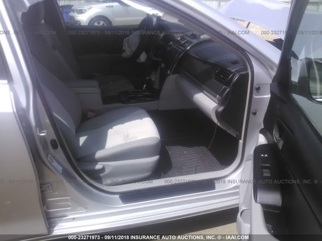 4T4BF1FKXER356060 - 2014 TOYOTA CAMRY L/SE/LE/XLE Gümüş foto 5