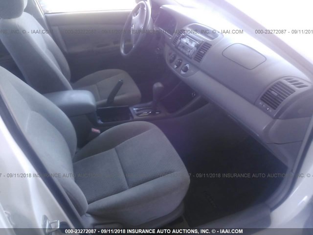 4T1BF32K02U028542 - 2002 TOYOTA CAMRY LE/XLE/SE Ақ фото 5