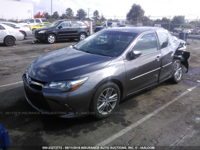 4T1BF1FK1FU045452 - 2015 TOYOTA CAMRY LE/XLE/SE/XSE 灰色 照片 2