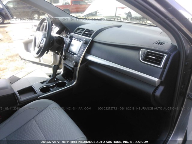 4T1BF1FK1FU045452 - 2015 TOYOTA CAMRY LE/XLE/SE/XSE 灰色 照片 5
