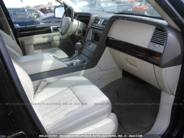 5LMFU28RX4LJ37036 - 2004 LINCOLN NAVIGATOR Schwarz Foto 5