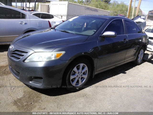4T4BF3EK4BR169213 - 2011 TOYOTA CAMRY SE/LE/XLE ნაცრისფერი ფოტო 2