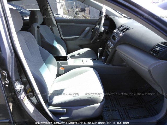 4T4BF3EK4BR169213 - 2011 TOYOTA CAMRY SE/LE/XLE ნაცრისფერი ფოტო 5