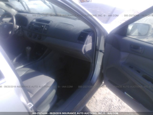 4T1BE32KX3U772850 - 2003 TOYOTA CAMRY LE/XLE/SE Күміс фото 5