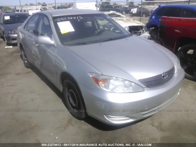 JTDBE32K920043796 - 2002 TOYOTA CAMRY LE/XLE/SE Күміс фото 1