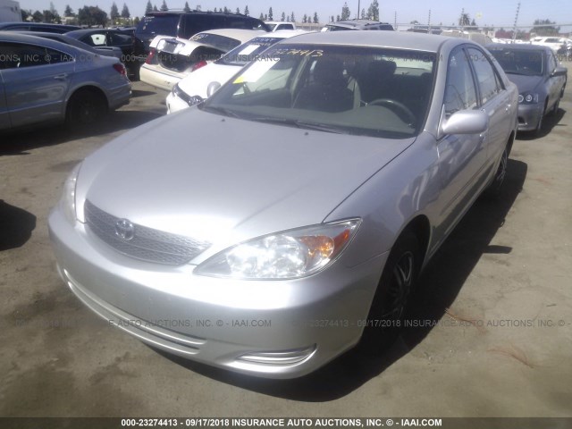 JTDBE32K920043796 - 2002 TOYOTA CAMRY LE/XLE/SE Күміс фото 2