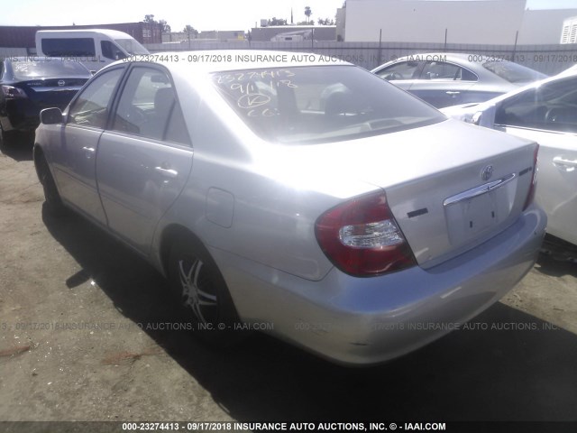 JTDBE32K920043796 - 2002 TOYOTA CAMRY LE/XLE/SE Күміс фото 3