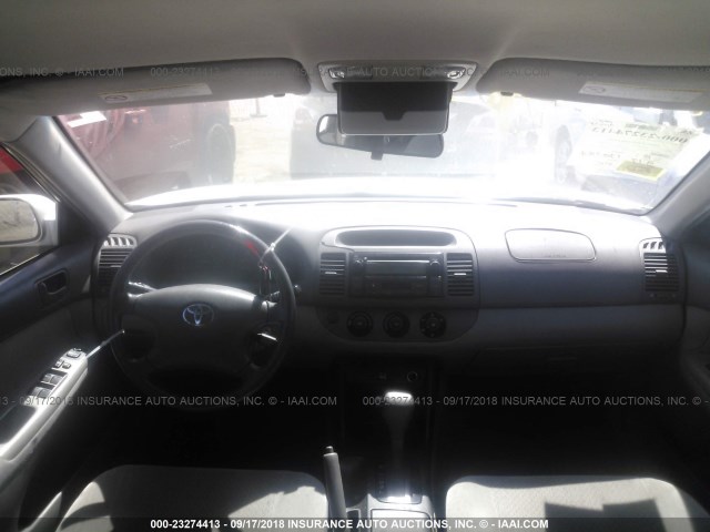 JTDBE32K920043796 - 2002 TOYOTA CAMRY LE/XLE/SE Күміс фото 5