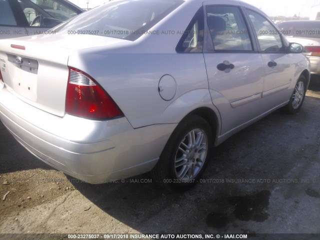 1FAFP34N77W250314 - 2007 FORD FOCUS ZX4/S/SE/SES 银色 照片 4