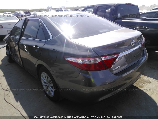 4T1BF1FK7HU409988 - 2017 TOYOTA CAMRY LE/XLE/SE/XSE TAN photo 3