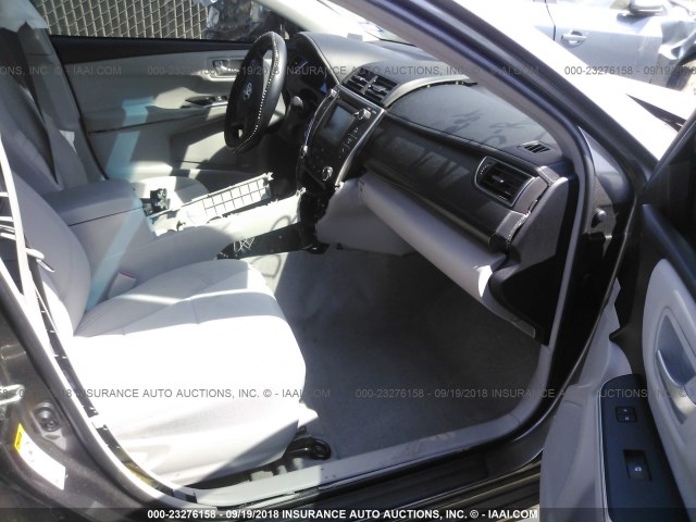 4T1BF1FK7HU409988 - 2017 TOYOTA CAMRY LE/XLE/SE/XSE 棕色 照片 5