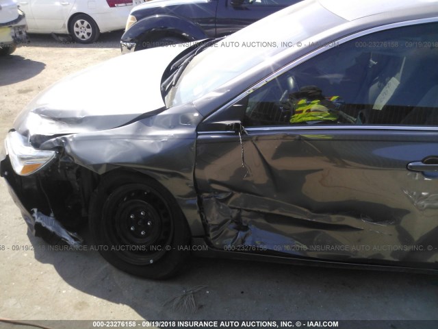 4T1BF1FK7HU409988 - 2017 TOYOTA CAMRY LE/XLE/SE/XSE 棕色 照片 6