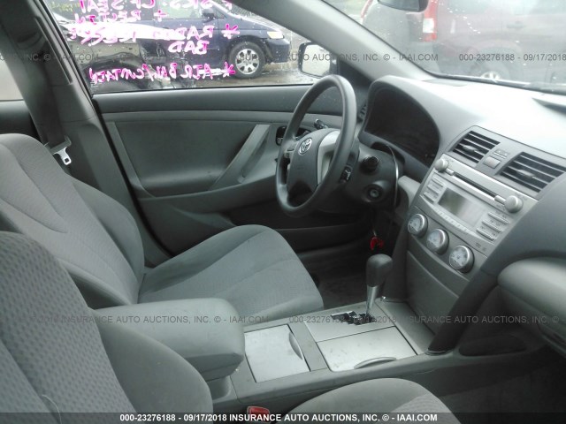 4T1BF3EK1BU200363 - 2011 TOYOTA CAMRY SE/LE/XLE 灰色 照片 5
