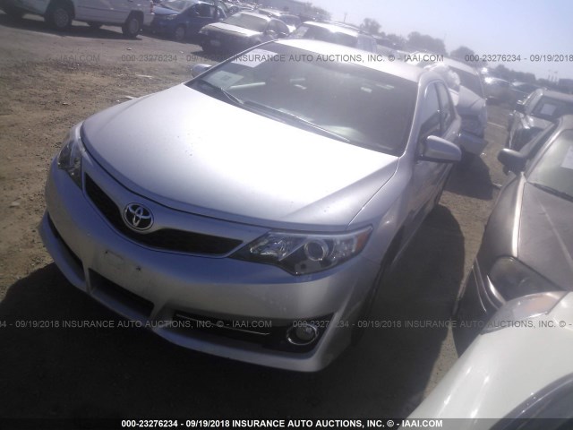 4T1BF1FK7EU341185 - 2014 TOYOTA CAMRY L/SE/LE/XLE Gümüş foto 2