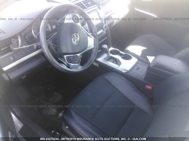 4T1BF1FK7EU341185 - 2014 TOYOTA CAMRY L/SE/LE/XLE Gümüş foto 5