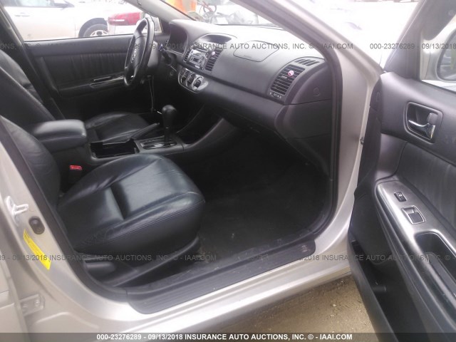 4T1BF30K52U002263 - 2002 TOYOTA CAMRY LE/XLE/SE Gümüş foto 5