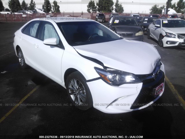4T1BF1FK7HU703309 - 2017 TOYOTA CAMRY LE/XLE/SE/XSE 白色 照片 1