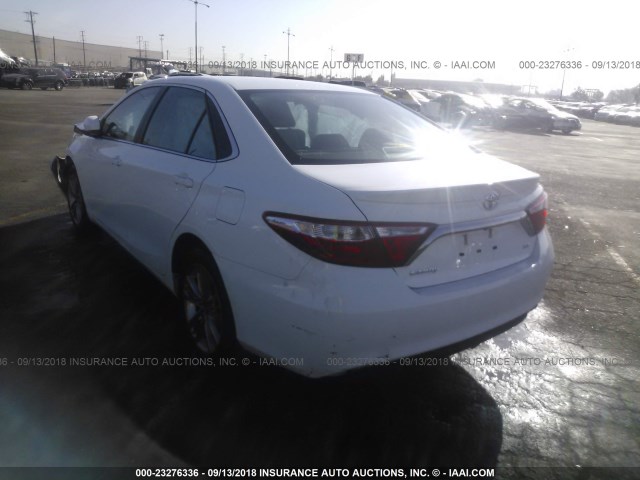 4T1BF1FK7HU703309 - 2017 TOYOTA CAMRY LE/XLE/SE/XSE 白色 照片 3