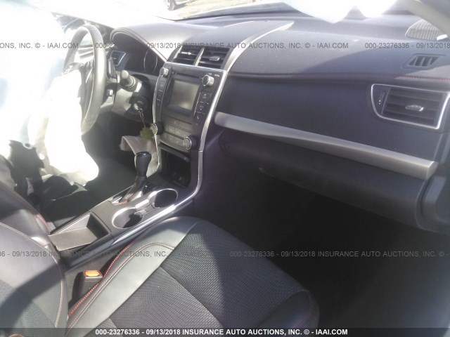 4T1BF1FK7HU703309 - 2017 TOYOTA CAMRY LE/XLE/SE/XSE 白色 照片 5