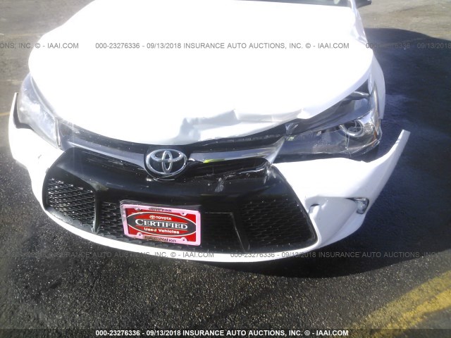 4T1BF1FK7HU703309 - 2017 TOYOTA CAMRY LE/XLE/SE/XSE 白色 照片 6