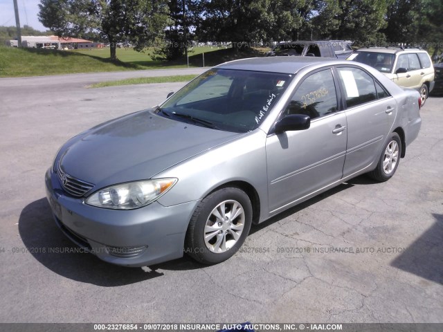 4T1BF32KX5U617750 - 2005 TOYOTA CAMRY LE/XLE/SE 银色 照片 2