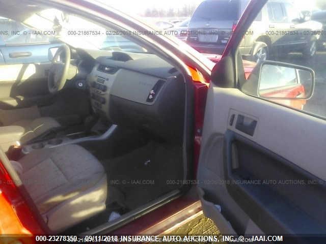 1FAHP35NX8W202122 - 2008 FORD FOCUS SE/SEL/SES RED photo 5
