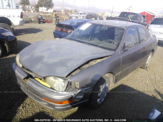 4T1SK11E4NU068302 - 1992 TOYOTA CAMRY DLX SILVER photo 2