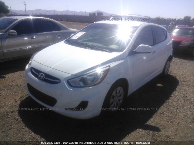 KMHCT5AE0FU202961 - 2015 HYUNDAI ACCENT GS WHITE photo 2