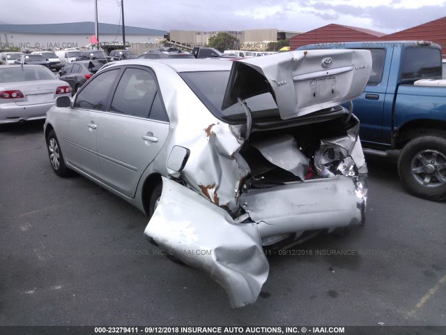 JTDBE32K720115157 - 2002 TOYOTA CAMRY LE/XLE/SE Күміс фото 3