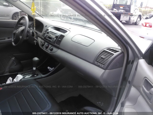 JTDBE32K720115157 - 2002 TOYOTA CAMRY LE/XLE/SE Күміс фото 5