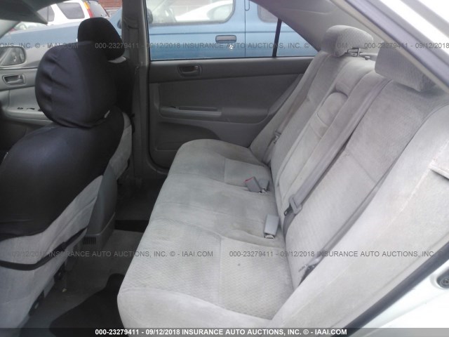 JTDBE32K720115157 - 2002 TOYOTA CAMRY LE/XLE/SE Күміс фото 8