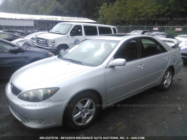 4T1BE32K25U609483 - 2005 TOYOTA CAMRY LE/XLE/SE Күміс фото 2