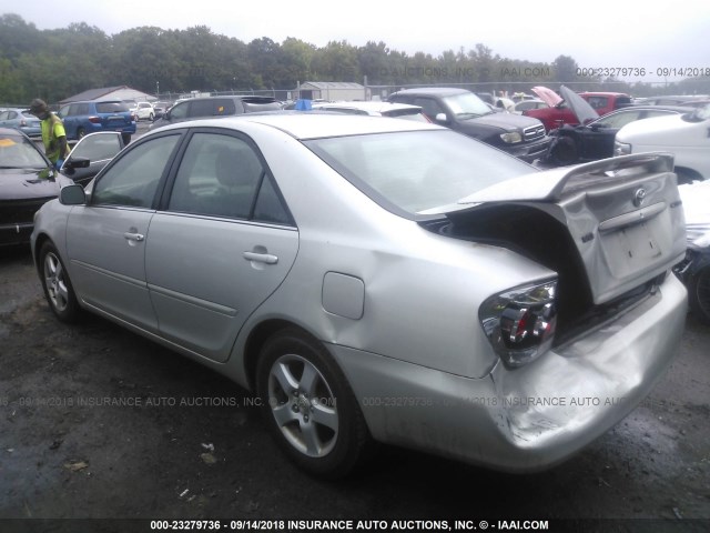 4T1BE32K25U609483 - 2005 TOYOTA CAMRY LE/XLE/SE Күміс фото 3