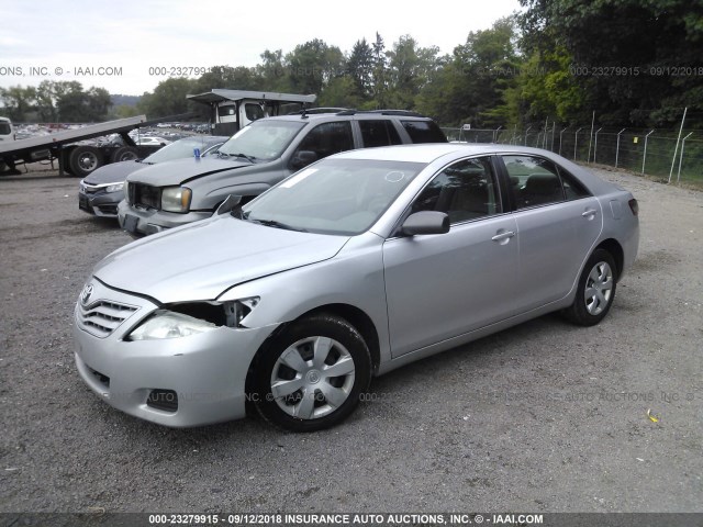 4T1BF3EK3BU775077 - 2011 TOYOTA CAMRY SE/LE/XLE SILVER photo 2