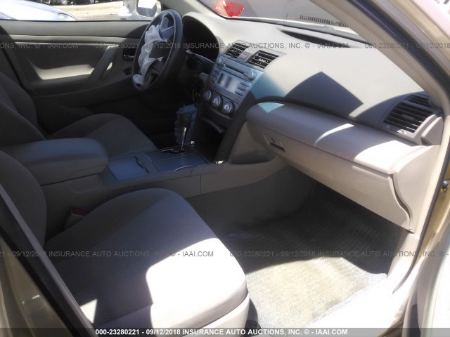 4T1BF3EK2BU672300 - 2011 TOYOTA CAMRY SE/LE/XLE 金色 照片 5