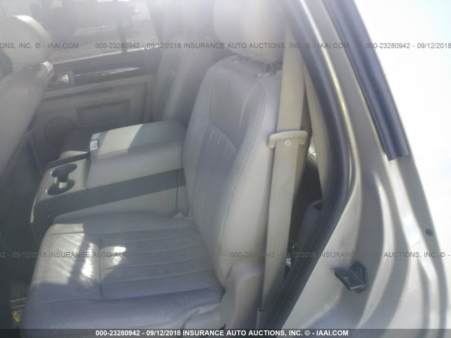 5LMFU27R44LJ30245 - 2004 LINCOLN NAVIGATOR Braun Foto 8