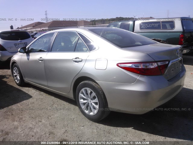 4T4BF1FK0FR484616 - 2015 TOYOTA CAMRY LE/XLE/SE/XSE SILVER photo 3