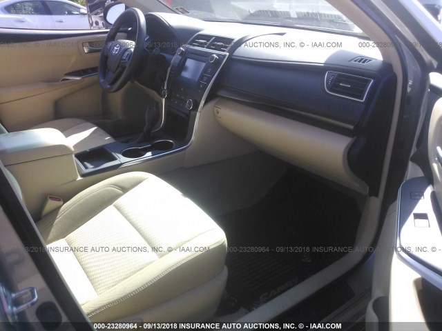 4T4BF1FK0FR484616 - 2015 TOYOTA CAMRY LE/XLE/SE/XSE 银色 照片 5